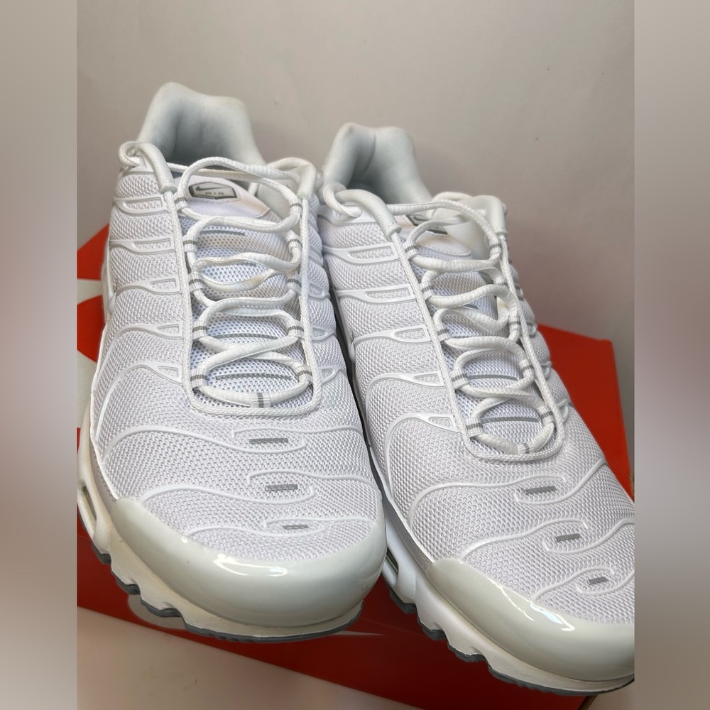 NIB Nike Air Max Plus TN Tuned Triple White Black Cool Grey 604133-139 Sz 13 - Picture 3 of 9